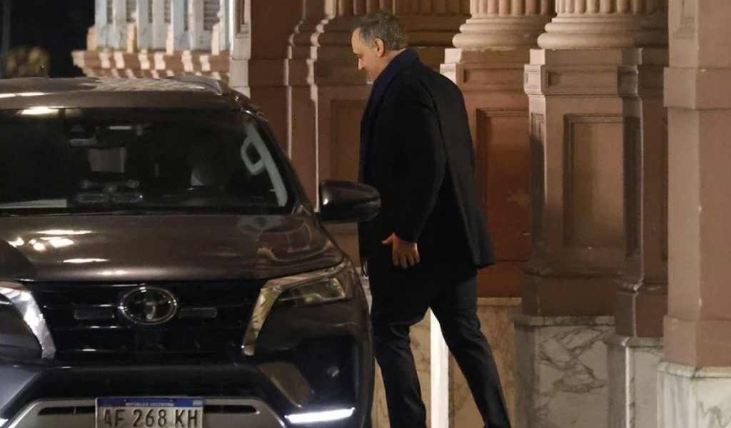 Denuncian que Adorni siguió utilizando custodia y vehículo oficial luego de dejar el cargo