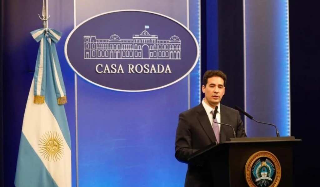 El nuevo vocero confirmó que Adorni mantiene la custodia y tiene un puesto fijo de Gendarmería en Indio Cuá