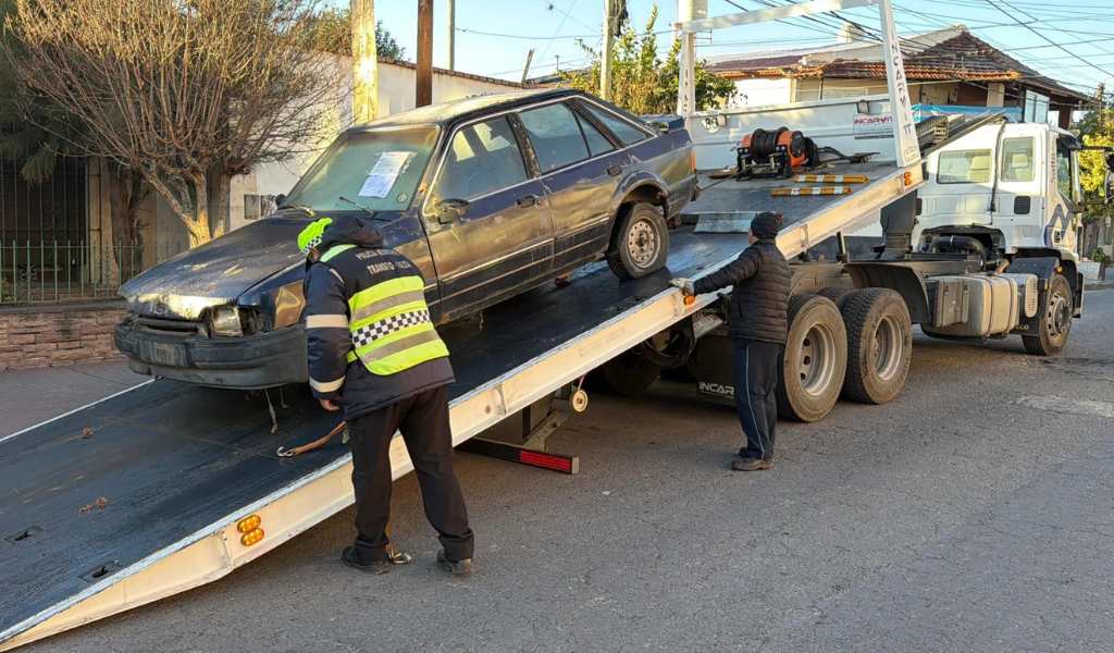 El municipio retiró otro auto abandonado y suma más de 2.000 vehículos levantados