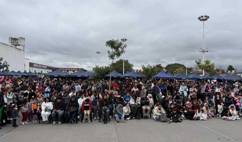 Miles de fanáticos disfrutaron de Dimensión Pop en el Centro Cívico Municipal