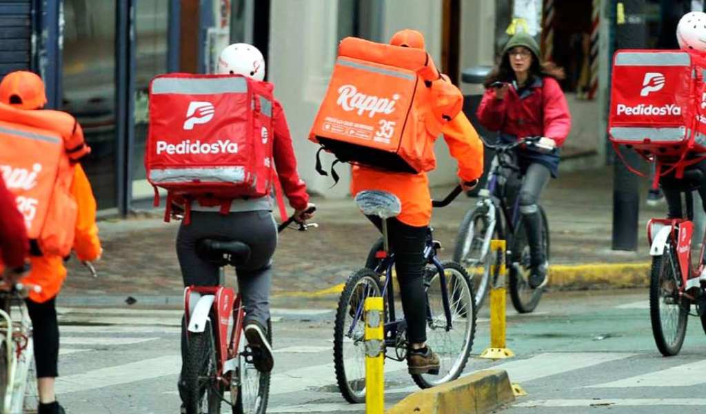 Precarización financiera: El fenómeno del endeudamiento crece en el sector de los repartidores de aplicaciones