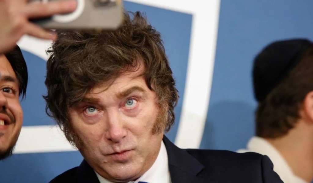 Javier Milei tuiteó por el triunfo y lo destrozaron con memes: "Hinchabas por Inglaterra, sos Thatcher"