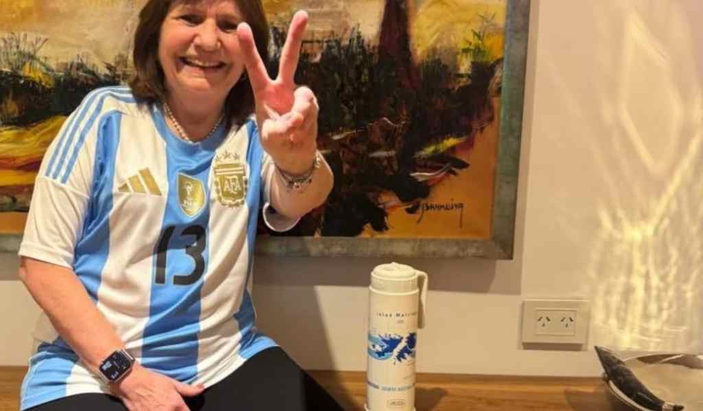Patricia Bullrich posó con imágenes de las Malvinas y se distanció nuevamente de Javier Milei