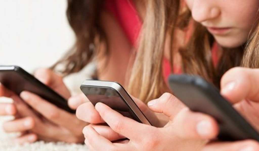 Informe preocupante: El 50% de los chicos de 8 años en Salta ya cuenta con celular propio.