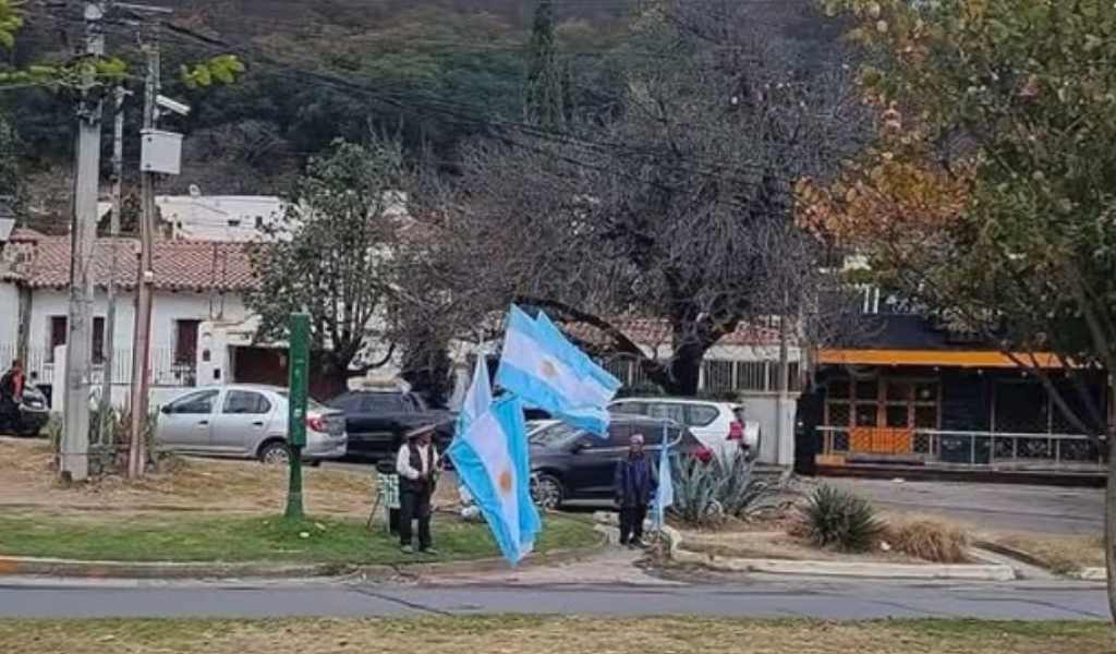 Solidaridad salteña: Jubilados vendían banderas para pagar sus medicamentos y la respuesta de la gente conmovió a todos en la previa de la final