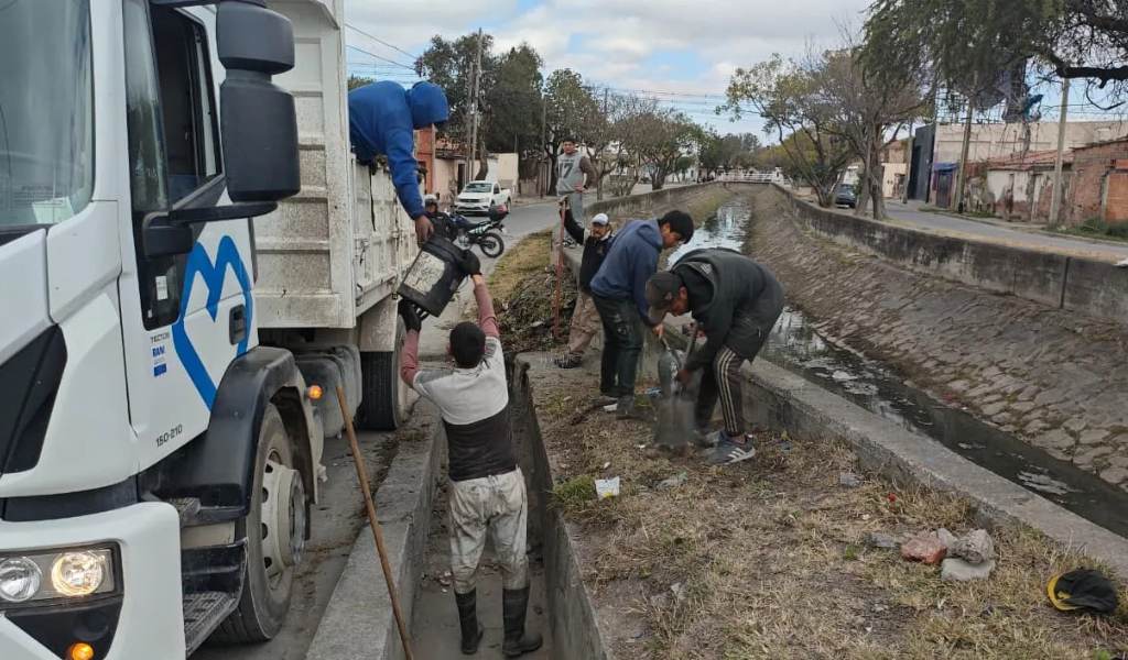 Riesgo de anegamiento e inseguridad: Limpian nuevamente el canal pluvial en Villa San Antonio y desalojan a malvivientes