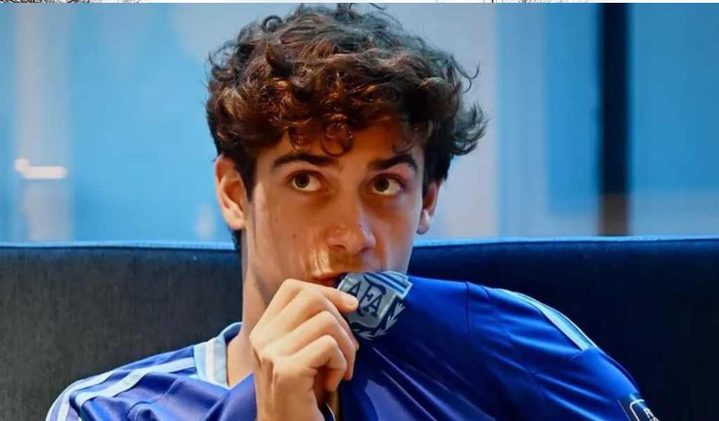 Colapinto chicaneó a españa: “Ojalá sean un poco más creativos con las canciones para el próximo Mundial. Es un poco aburrido”