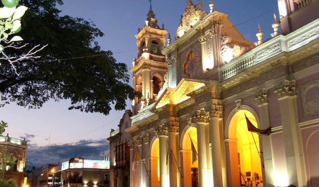 La Catedral Basílica de Salta comenzó a recuperar su iluminación exterior como parte de una serie de trabajos de restauración