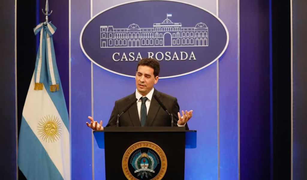 El vocero presidencial  reconoció que el dólar podría alcanzar los $1800 en los próximos meses