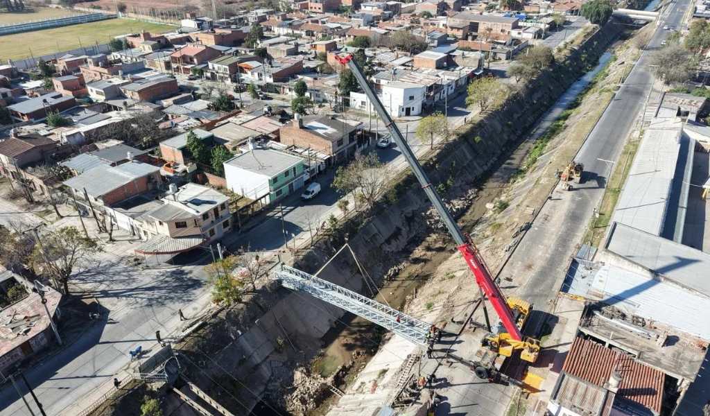 La Municipalidad colocó una nueva pasarela peatonal sobre el canal Yrigoyen