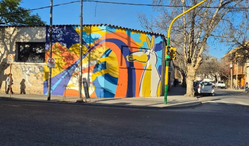 Se encuentra en Pellegrini y Tucumán: La Ciudad suma un nuevo mural inspirado en la identidad del norte