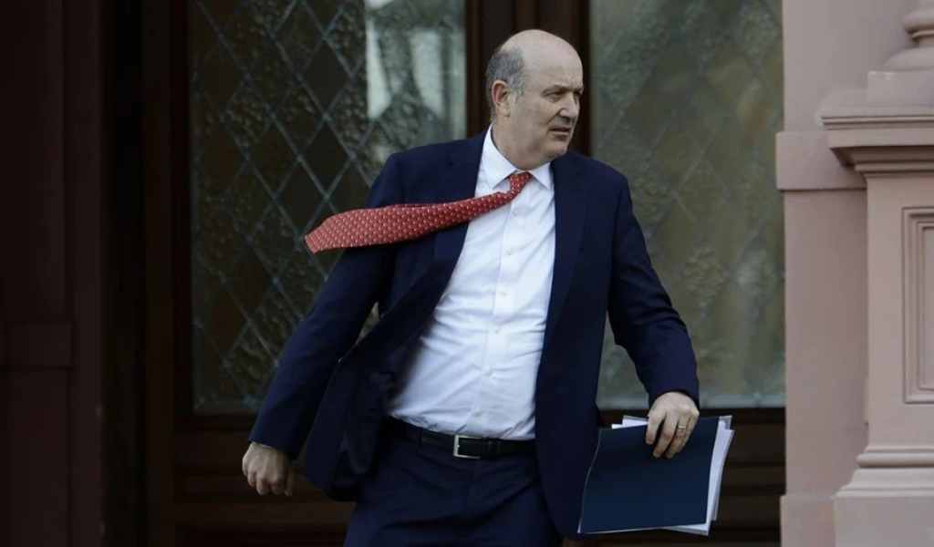 Despúes de tantos fracasos políticos Javier Milei analiza congelar los proyectos reformadores de Sturzenegger