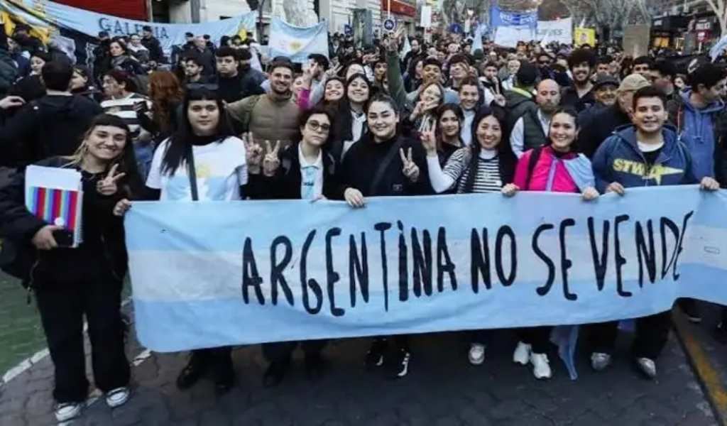 Luego del rechazo a la extranjerización de las tierras cayó el apoyo joven a Milei y amenaza el escenario político