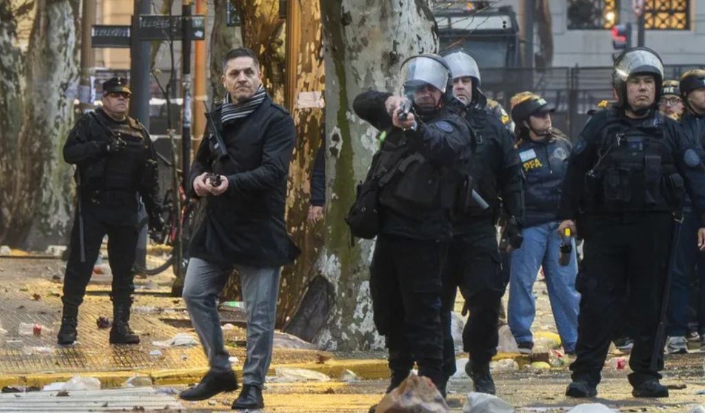 Habló el fotógrafo que captó la imagen del oficial disparando de civil en el Congreso: "Se manejan con impunidad"