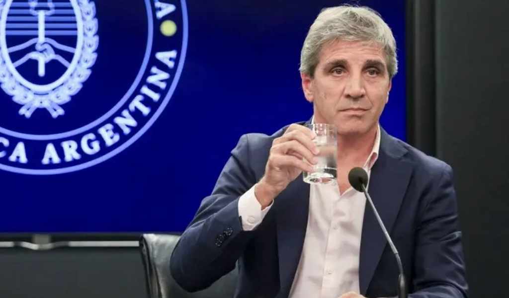 "La gente no está pagando los impuestos". La recaudación vuelve a caer y al Gobierno Nacional  le faltan dólares y pesos