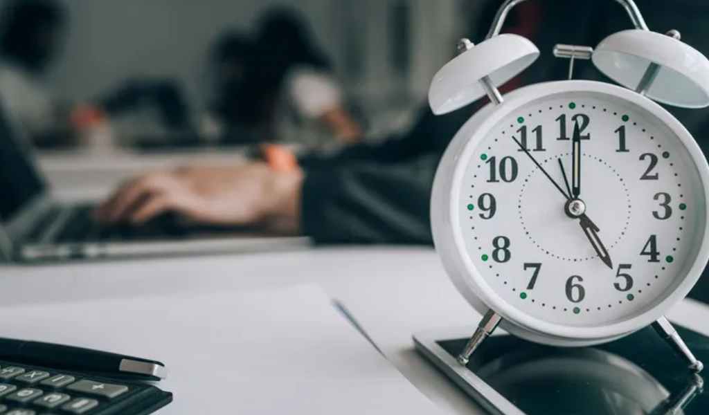 Chau a las horas extra: El proyecto de reforma laboral se refiere ahora a un “banco de horas” que dispone del tiempo del empleado