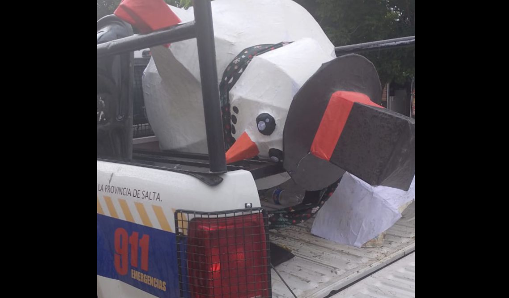 La Policía de Salta recuperó uno de los muñecos navideños más queridos por los vecinos