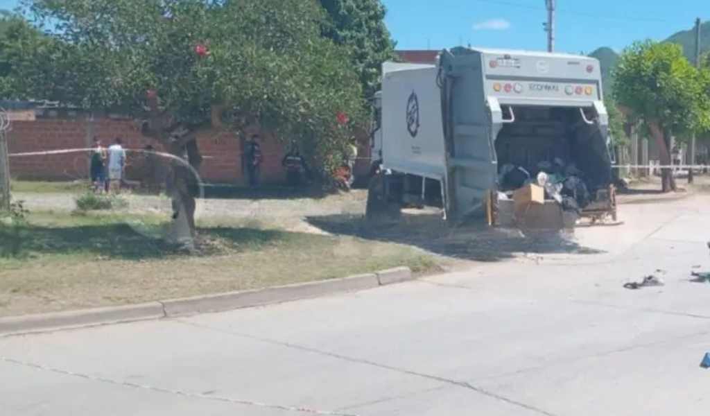 Tenía 26 años el salteño que murió al chocar su moto  contra un camión recolector en barrio Constitución