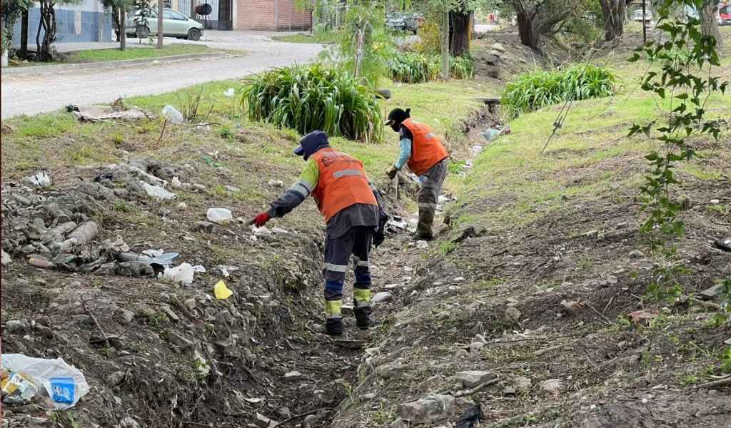 ¡Se les pide a los vecinos que no arrojen basura! Acondicionan el canal pluvial Pachi Gorriti que se encontraba obstruido