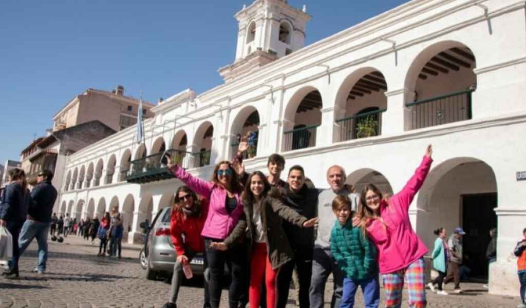 Fin de semana largo: 1,7 millón de viajeros se movilizaron a diferentes destinos de Argentina pero sus gastos fueron más austeros