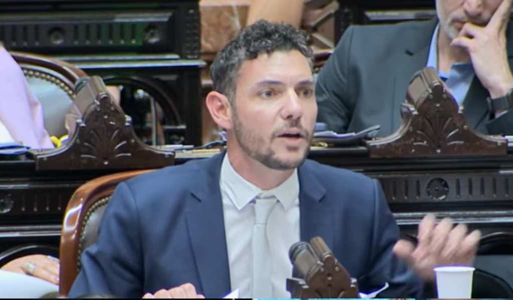 Diputado libertario Damián Arabia: “Hay más gente que llega a fin de mes desde que asumió el presidente Milei”