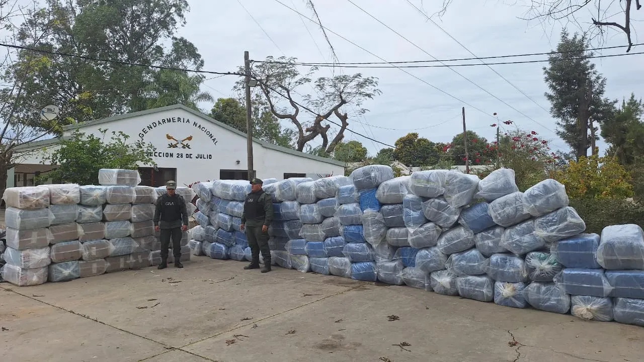 En Salta Gendarmería frustró cruces de droga y mercadería en balsas. Los pasadores regresaron nadando a Bolivia