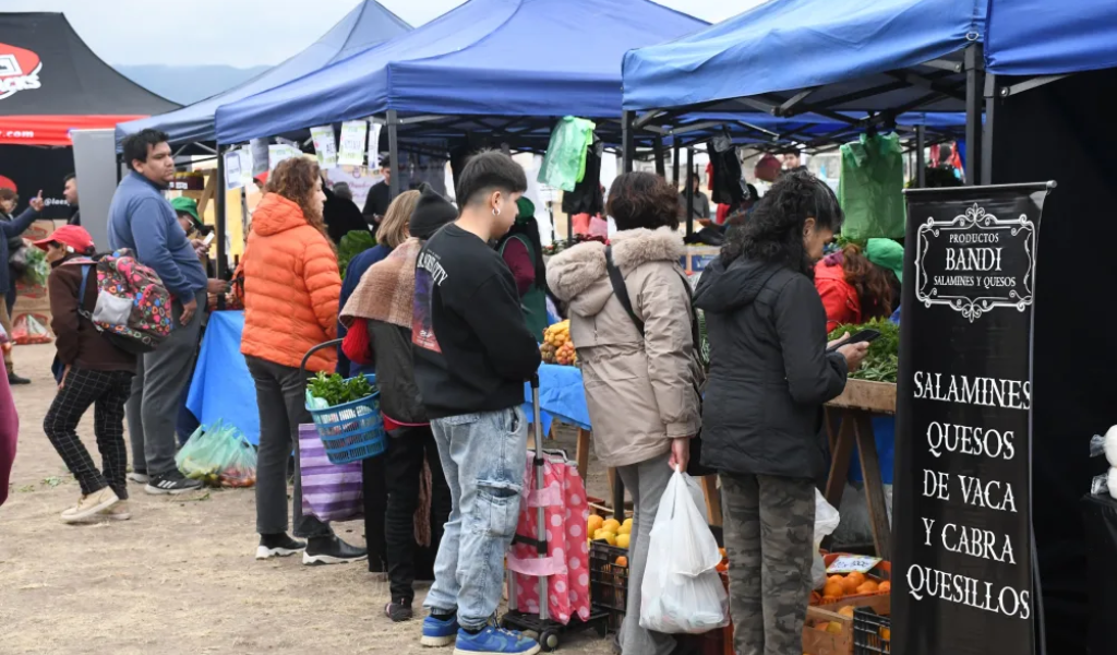 Vecinos de barrio Mosconi aprovecharon las ofertas en “El Mercado en tu Barrio”