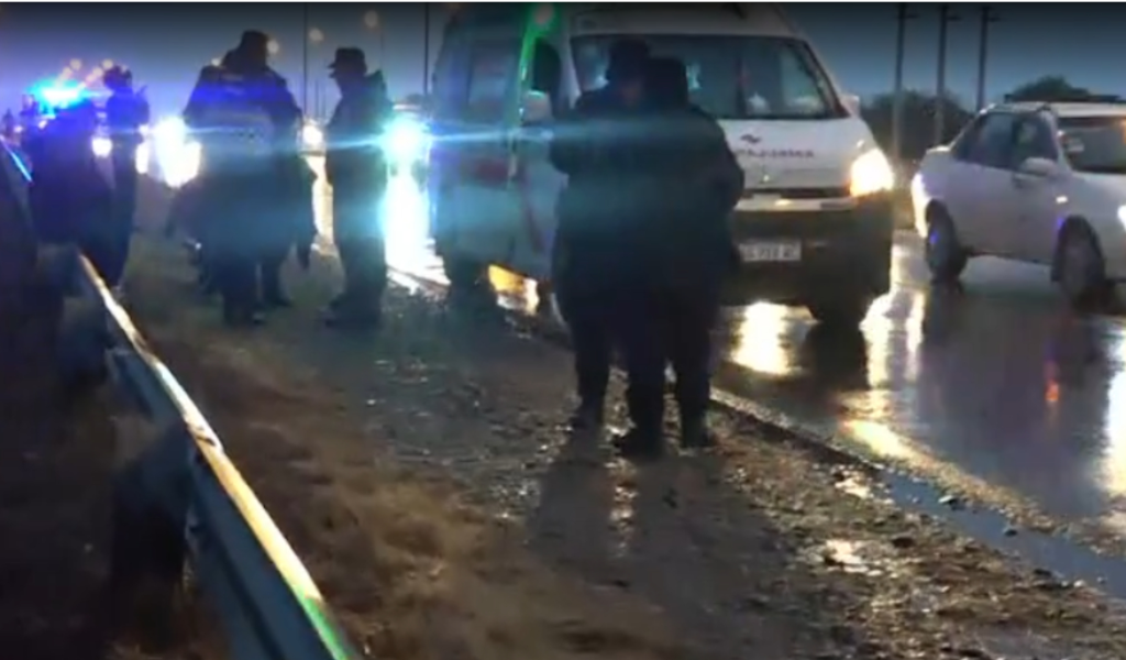 En medio de la llovizna 2 motos chocaron en la Circunvalación Oeste: Una mujer resultó gravemente herida