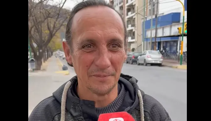 "Quiero volver a tener una vida normal" : Un hombre que vive en las calles de Salta busca trabajo