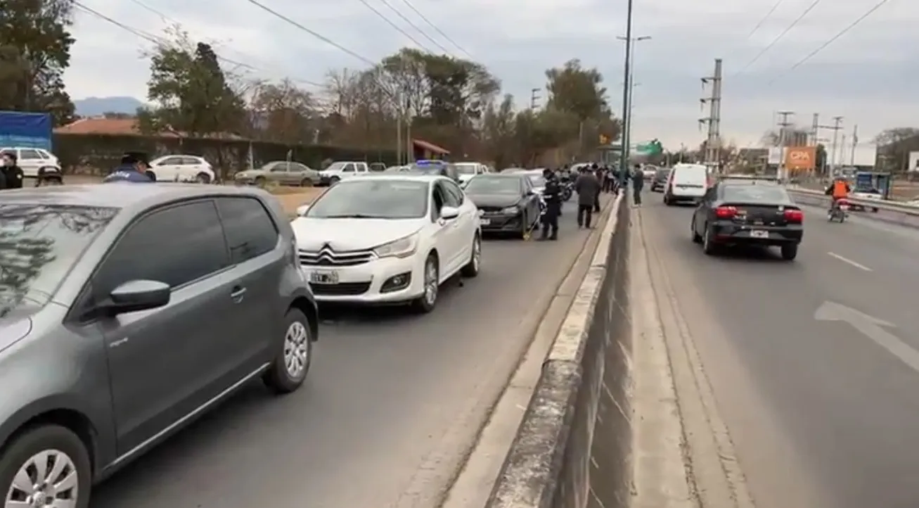 Cinco vehículos chocaron en cadena en la Avenida Bolivia: No respetan el límite de velocidad ni la distancia