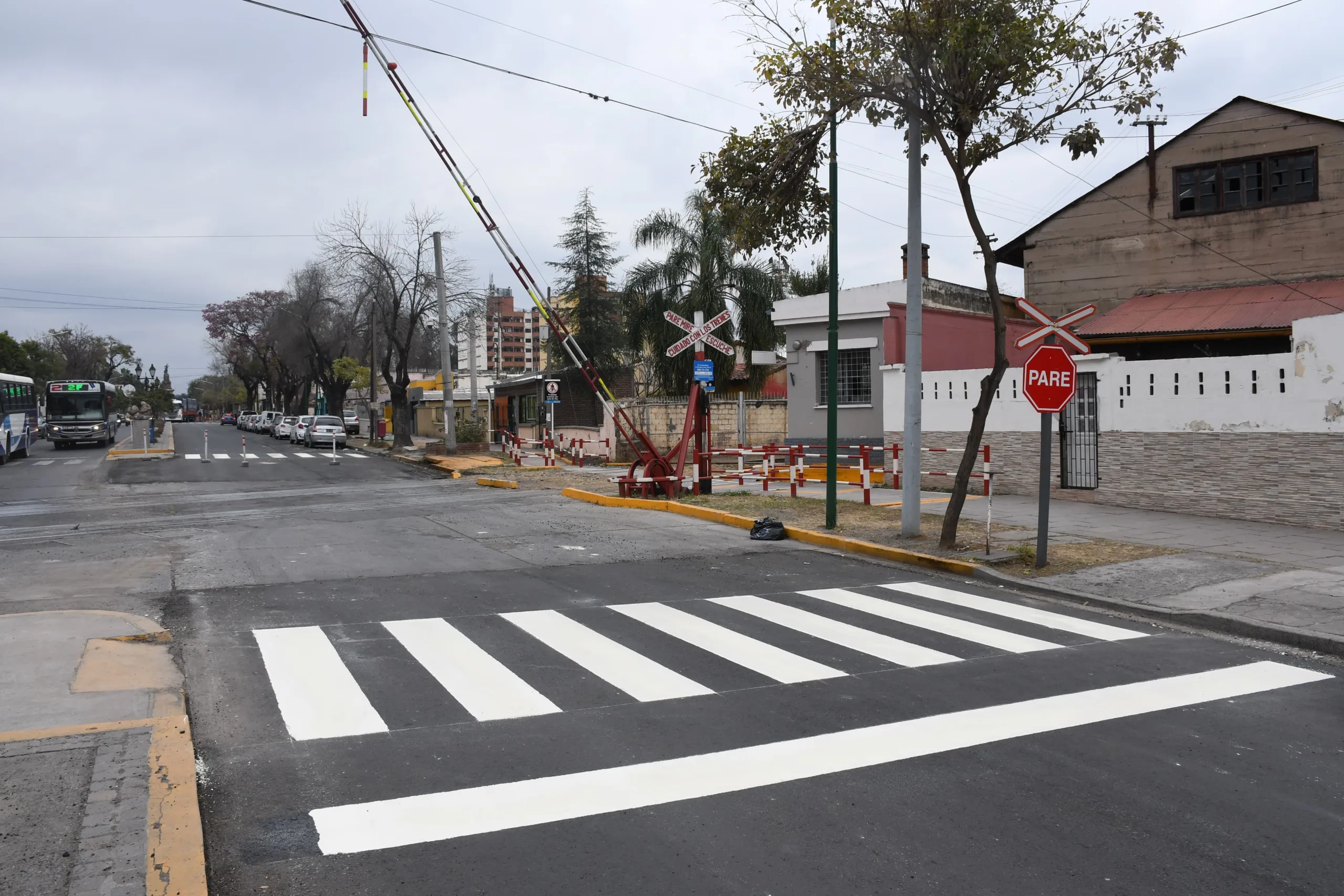 Siguen pintando sendas peatonales en barrios y en el centro de la Ciudad: Lo deben respetar tanto peatones como conductores
