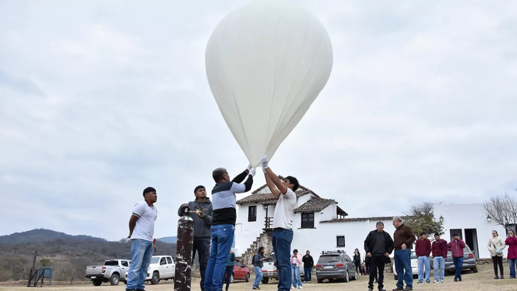 En Salta se realizó con éxito el lanzamiento de un globo experimental que mide el ozono, radiación UV e investiga la calidad del aire