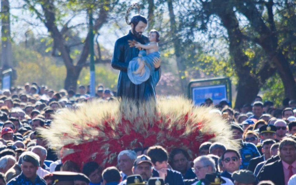 Emotiva y multitudinaria misa y procesión por San Cayetano en Salta: 15 mil fieles rezaron por Pan y Trabajo