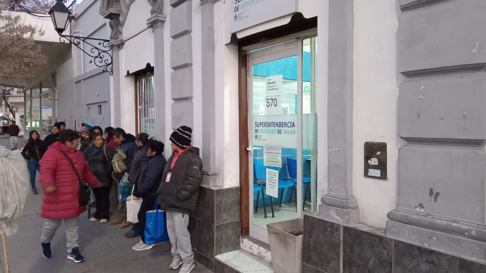 Siguen maltratando a salteños con discapacidad: Largas filas y reclamos en la oficina de Nación