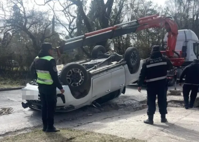 En San Lorenzo un hombre volcó su camioneta, la dejó abandonada y se fue caminando "como si nada"