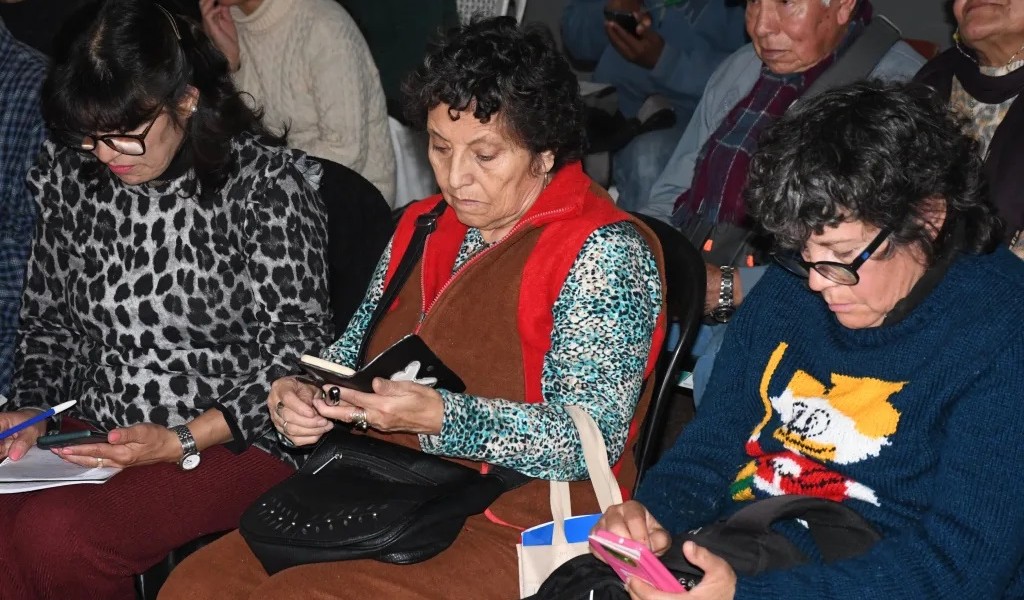 Mayores Conectados: El Municipio sigue  enseñando a adultos mayores el manejo de  celulares, funciones y aplicaciones