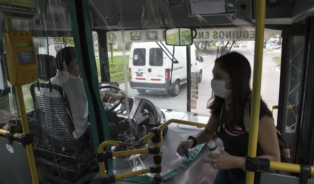 ¿Y si hacemos lo mismo en Salta? En Tucumán recomiendan usar el barbijo en espacios cerrados como colectivos
