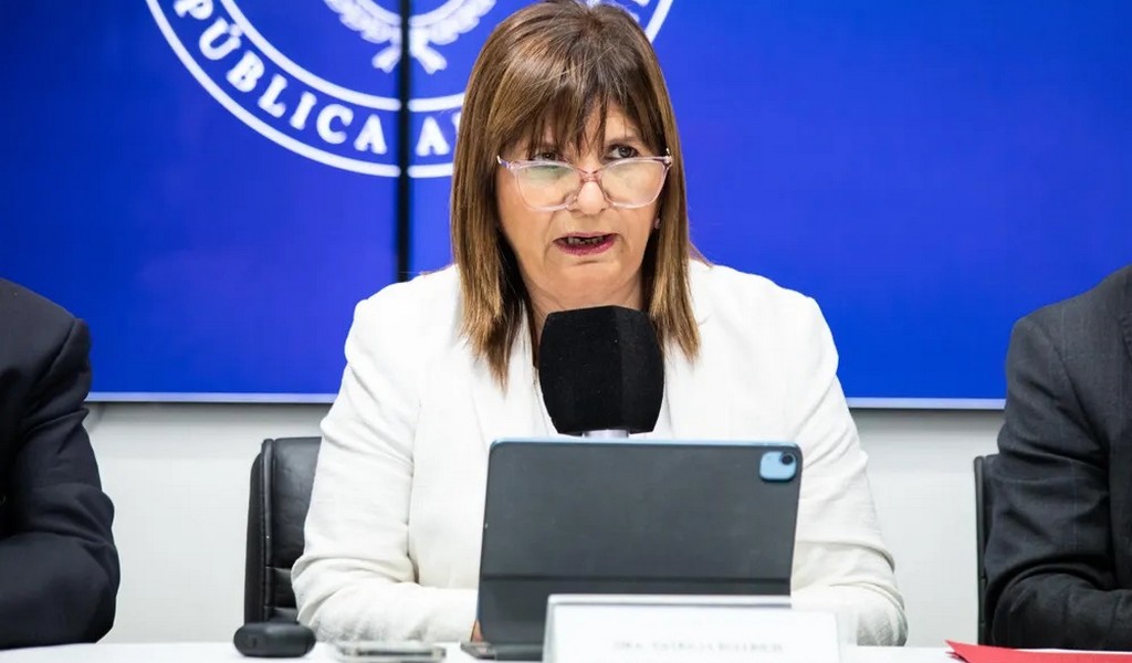 Se creó el "FBI argentino": Bullrich autorizó a la Policía Federal a realizar ciberpatrullaje y requisas sin orden judicial