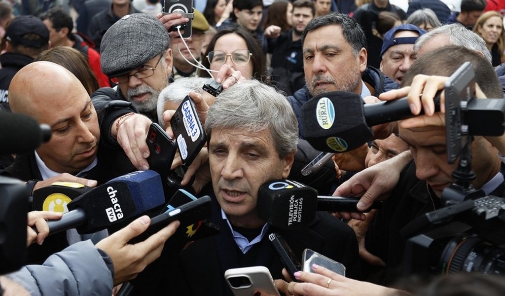 El plan que no funcionó: El descontrol de las tasas se llevó puesto el "Plan Platita" de Caputo para las elecciones