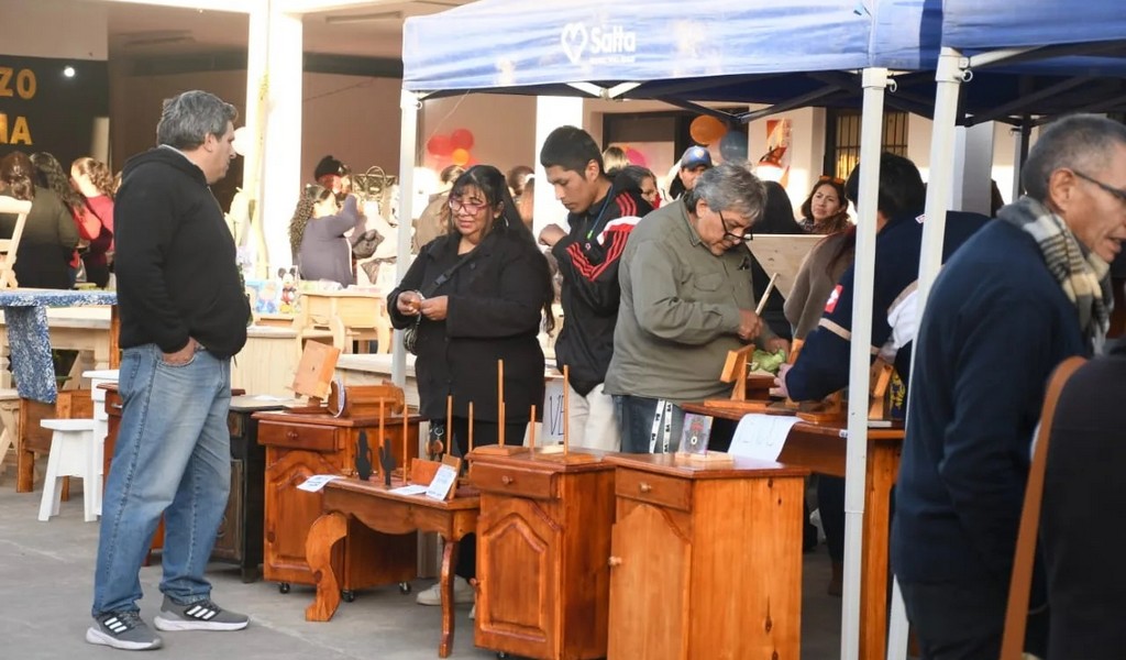Los alumnos mostraron todo su talento: La Expo Venta de la Escuela de Emprendedores fue un éxito de convocatoria y ventas