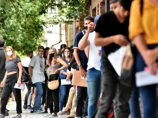 Desempleo en Argentina: un tercio de las empresas prevé reducir puestos de trabajo en lo que resta del año