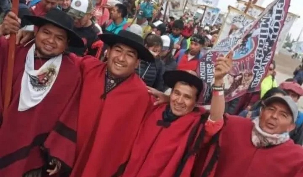 Gauchos del Fortín Coronel Santos se encuentra peregrinando a pie desde Cafayate hacia la ciudad de Salta