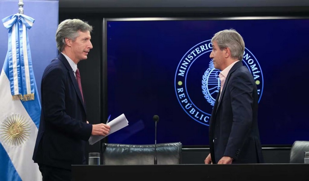 Los números que el Gobierno discute con el FMI para aprobar un nuevo desembolso, con las reservas en debate