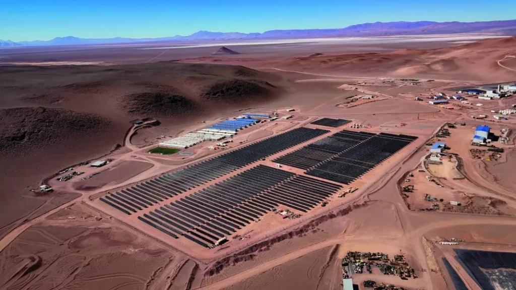 Con más de 10000 paneles solares, Salta puso en marcha la primera mina híbrida de la Puna