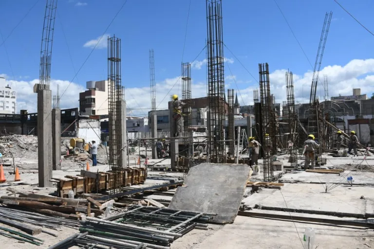 Continúa la reconstrucción del Mercado San Miguel: Avanza la obra de base de hormigón sobre calle Urquiza