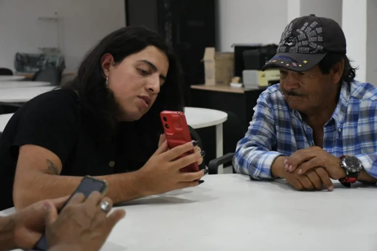 Más independencia y seguridad: Adultos mayores de la ciudad de Salta aprendieron a usar herramientas para el manejo del celular