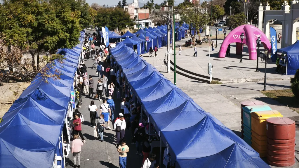 Feria Tope en plaza España: Venderán regalos para mamá con un precio máximo de 20000 pesos