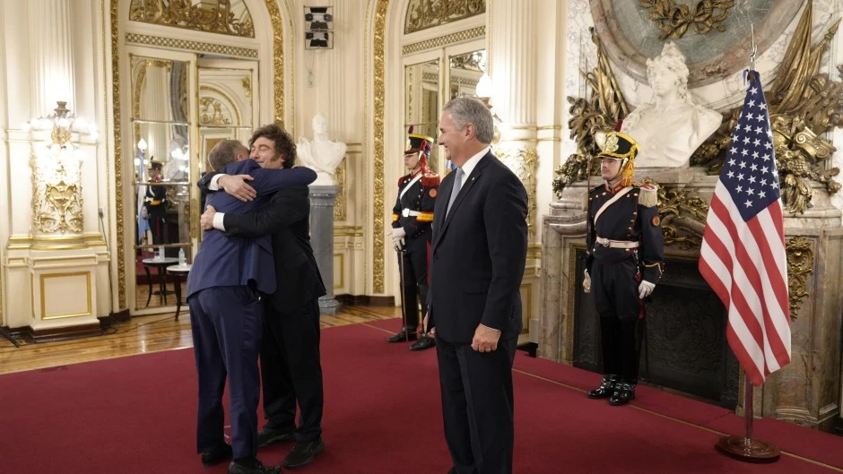 Milei avanza contra China después de echar a Francos: Se caen represas y radar espacial