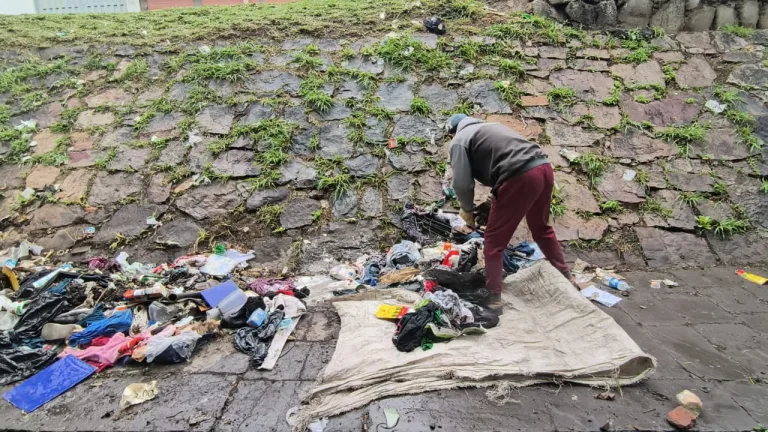 Para tranquilidad de los vecinos: La Policía y el Municipio siguen erradicando a malvivientes y limpiando el canal de la Esteco