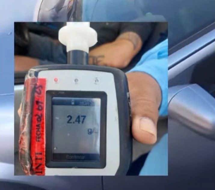 En el macrocentro de Salta un conductor alcoholizado quedó  dormido al volante de su vehículo y con el motor en marcha